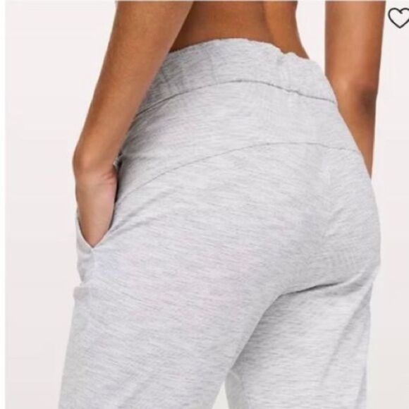 Lululemon on the fly gray marled everyday cropped pants - Picture 4 of 12